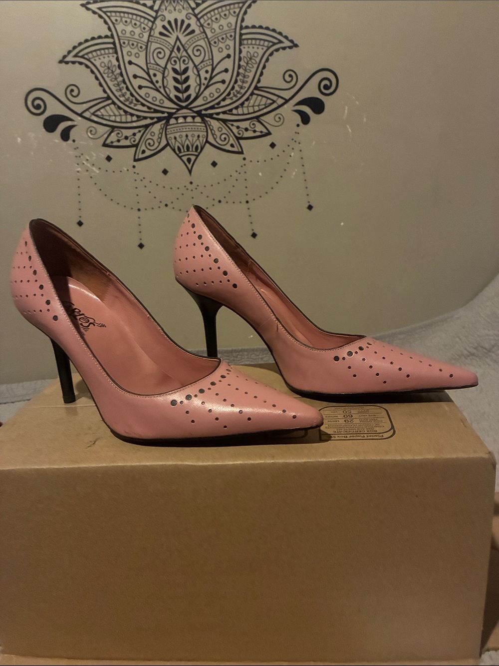 Carlos Santana Pink Pointed Toe Perforated Pumps - Picture 3 of 6